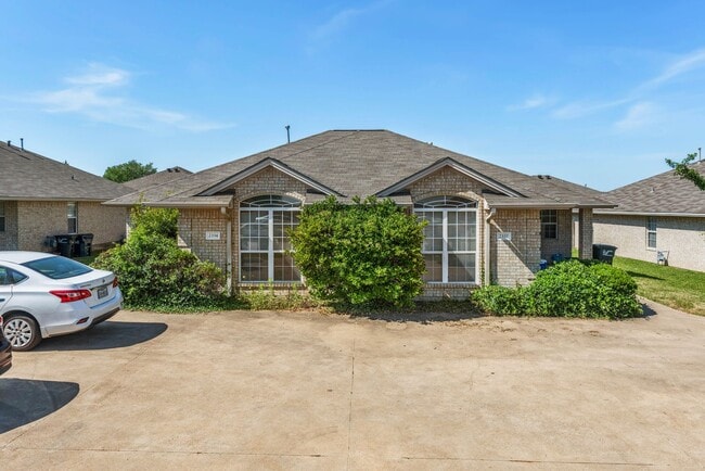 Building Photo - PRE-LEASE August 2026!! Great Location for...