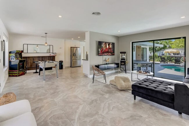 Building Photo - 2325 NE 195th St