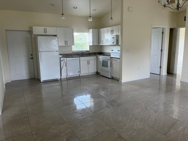 Foto del edificio - 3br 2 ba Awesome Location off Sunshine Blvd