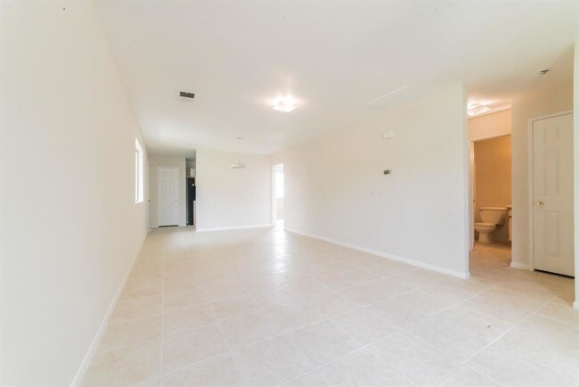 Building Photo - 221 Hunters Ln