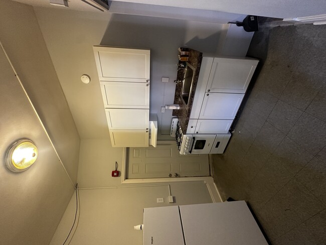 Building Photo - 1028 S State St