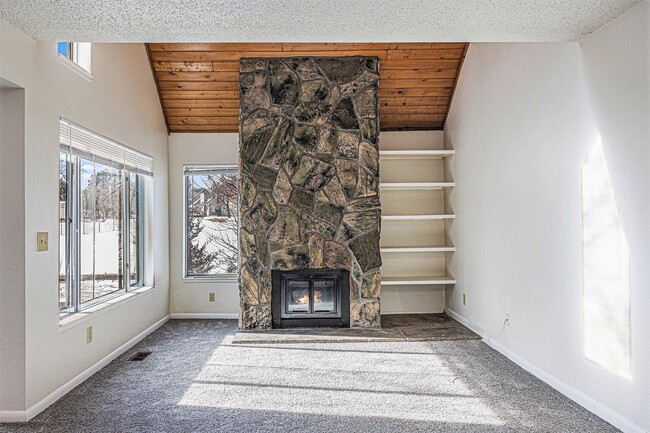 Building Photo - 2 Bedroom 2 Bathroom Townhome in Heather Ridge!