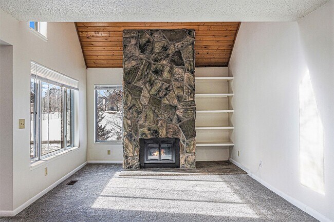 Foto del edificio - 2 Bedroom 2 Bathroom Townhome in Heather Ridge!