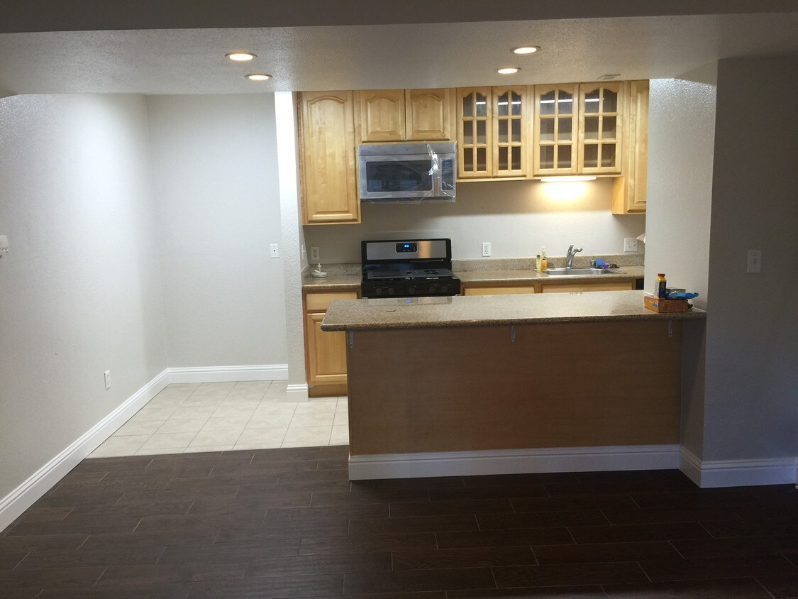 Foto principal - 1143 Lakeview Cir