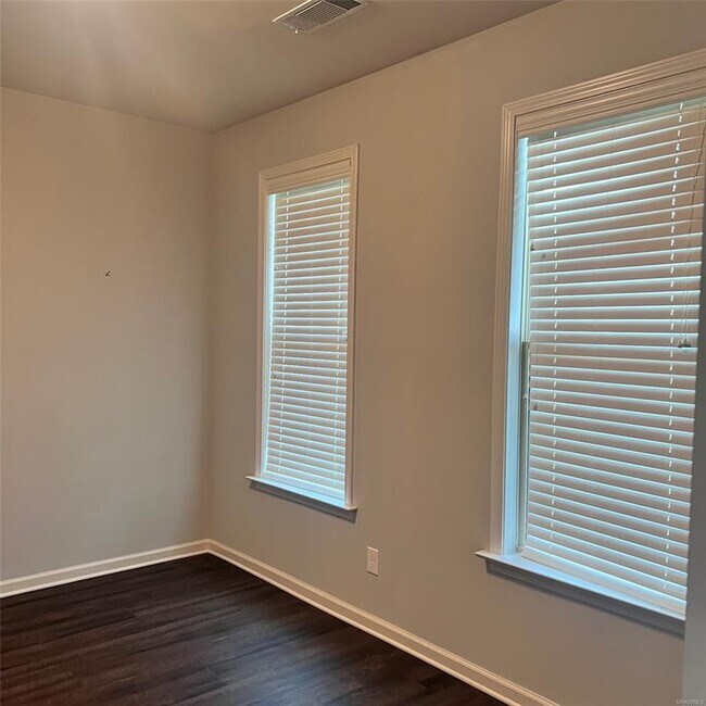 Foto del edificio - 9800 Bluestone Cir