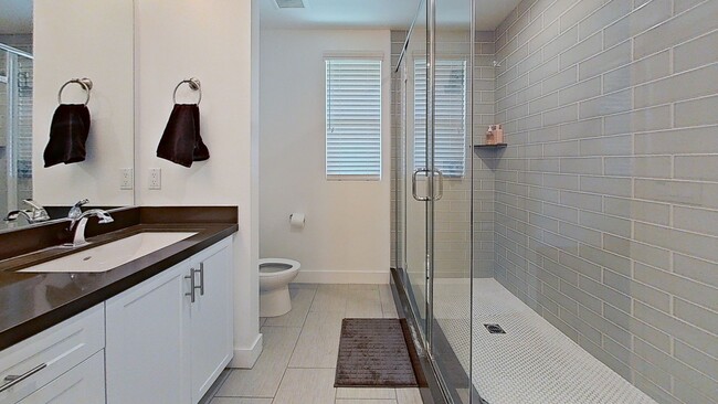 Building Photo - Stunning 5-Bedroom Home in the Heart of Re...