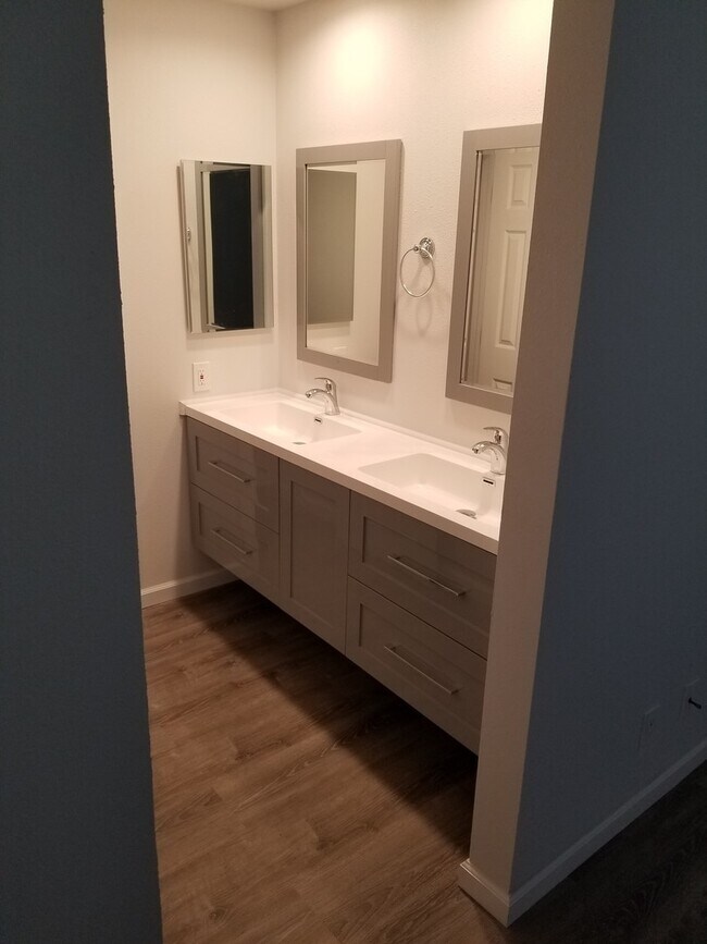 Foto del edificio - Bay Side Condo, Completely updated! Walkin...