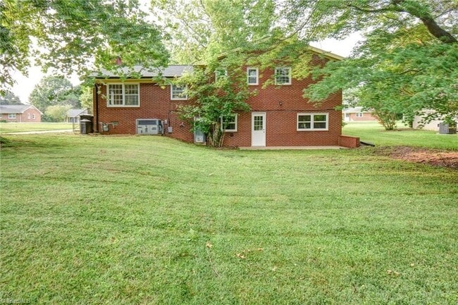 Building Photo - 318 Collinwood Dr