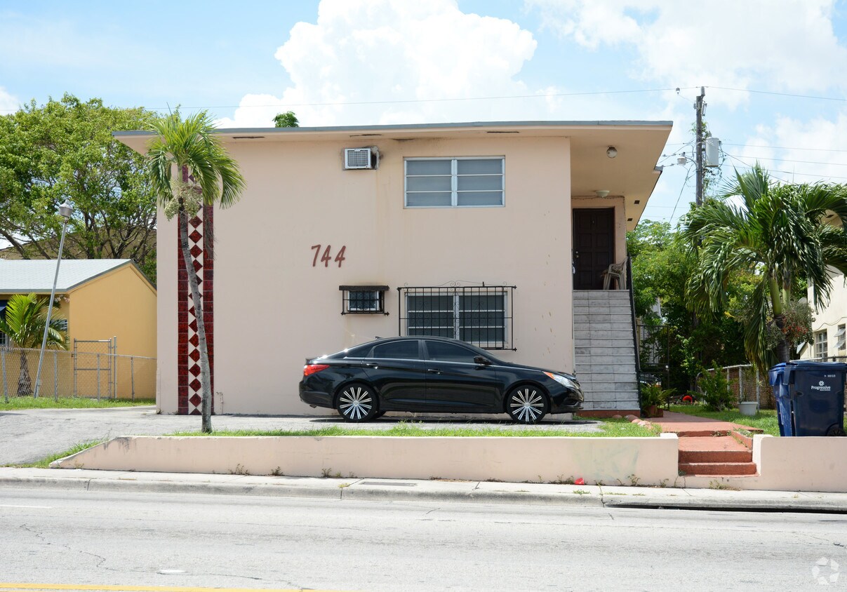 Building Photo - 744 NW 22nd Ave