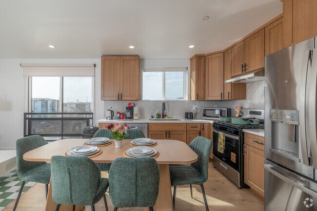 5 habitaciones, 5 baños - 1299 pies cuadrados - Cocina - 1223 W 37th Dr