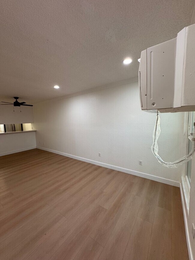 Foto del edificio - 10635 Sherman Grove Ave