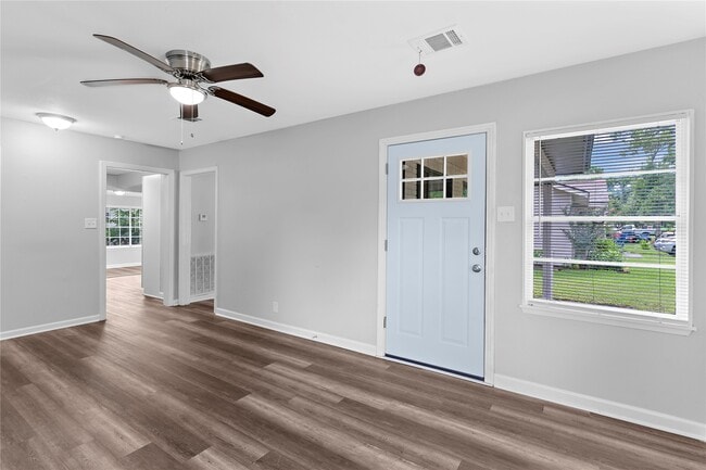 Building Photo - 1104 Southampton Dr