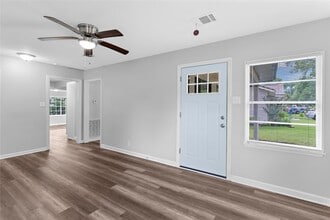 Building Photo - 1104 Southampton Dr