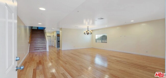Foto del edificio - 2020 Hillcrest Dr