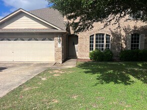 Building Photo - 1318 Willow Bluff Dr