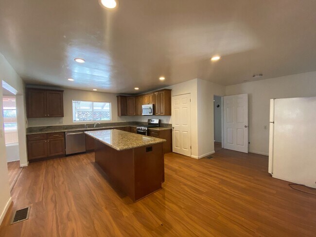 Building Photo - Large House, Close to Campus!!