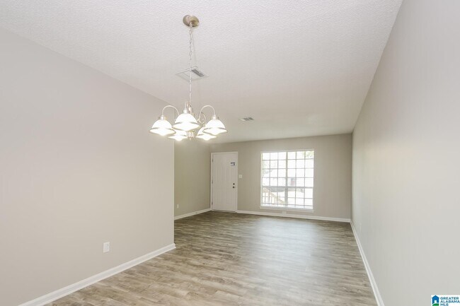 Foto del edificio - 541 Closhire Ln
