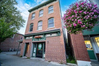 Building Photo - 308 Main St