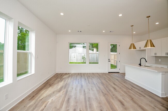Foto del edificio - 7703 Inwood Grv Ln
