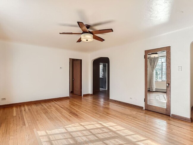 Foto del edificio - 1 Bedroom beautiful top unit condo of hist...