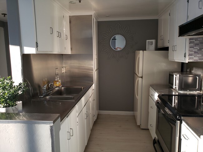 Kitchen - Restaurant quality stainless steel - 1514 Seventh Ave