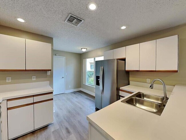 Building Photo - 9220 Arborwood Cir