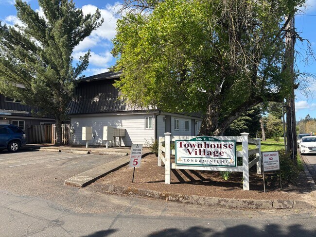 Foto del edificio - $1,000.00  OFF  1ST  FULL  MONTH'S  RENT   Pet-friendly Townhouse Near Parks and Downtown Newberg