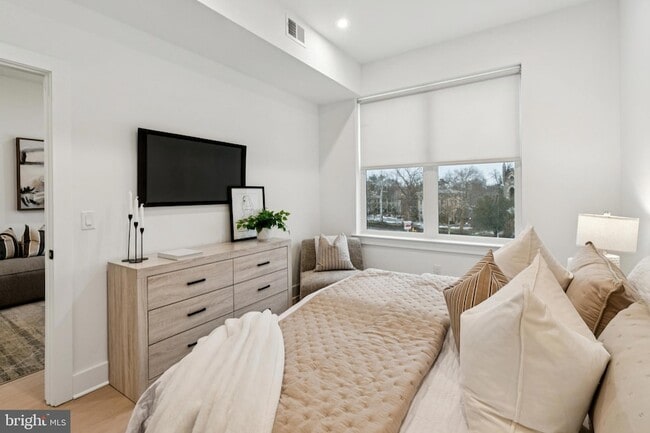 Building Photo - 30 W Allens Ln