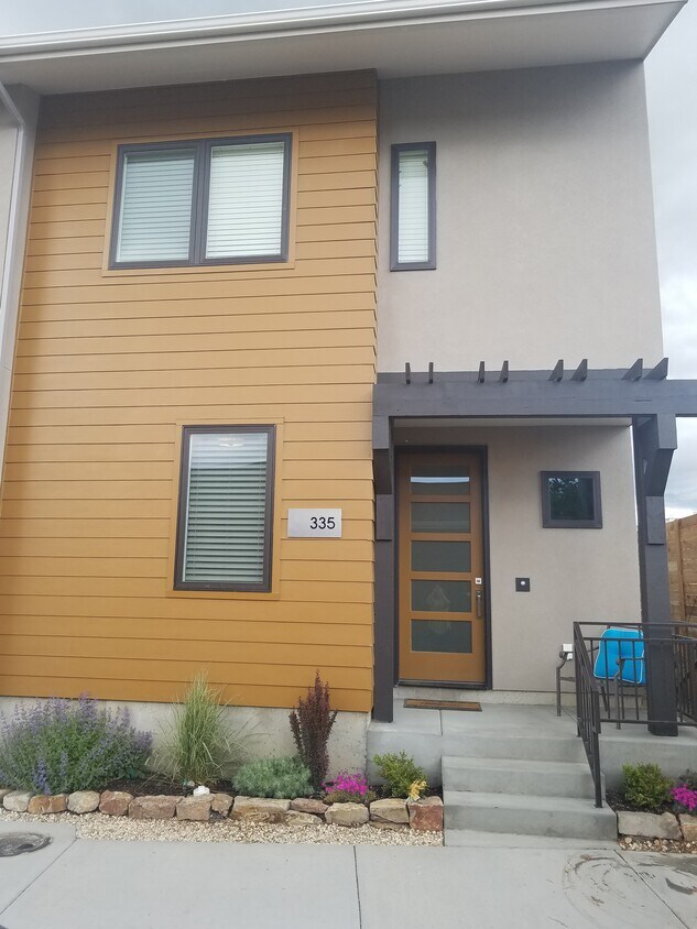 Foto principal - 335 E 36th St