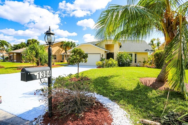 Building Photo - Centrally Located, 7 Miles to Beach, Beaut...