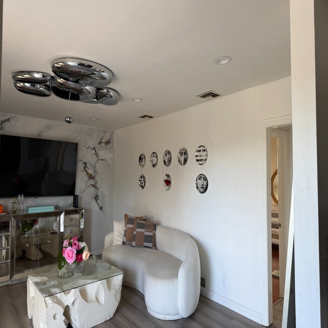 Foto del edificio - 11068 Plainview Ave