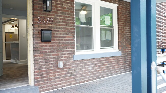 Building Photo - 3370 Parkview Ave