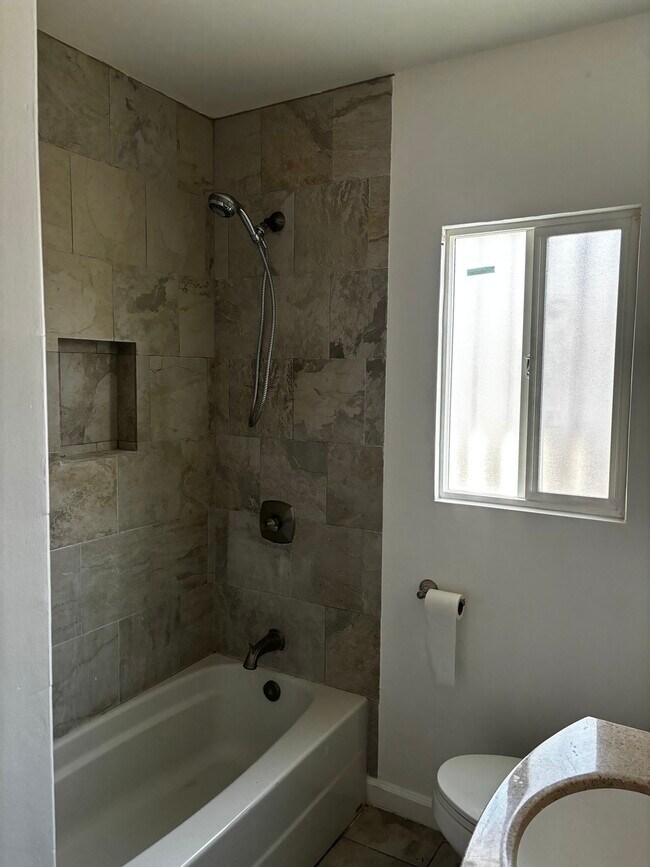 Building Photo - 923 Maple St