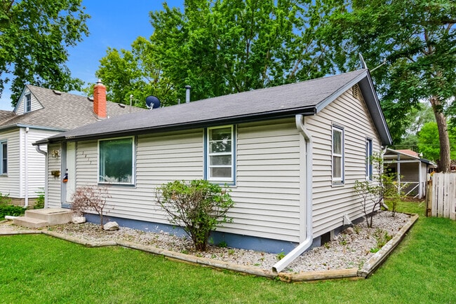 Building Photo - WINTER SPECIAL!! Comfortable, 2 Bed, 1 Bat...