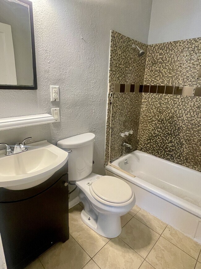 Foto del edificio - 708 W Henderson Dr