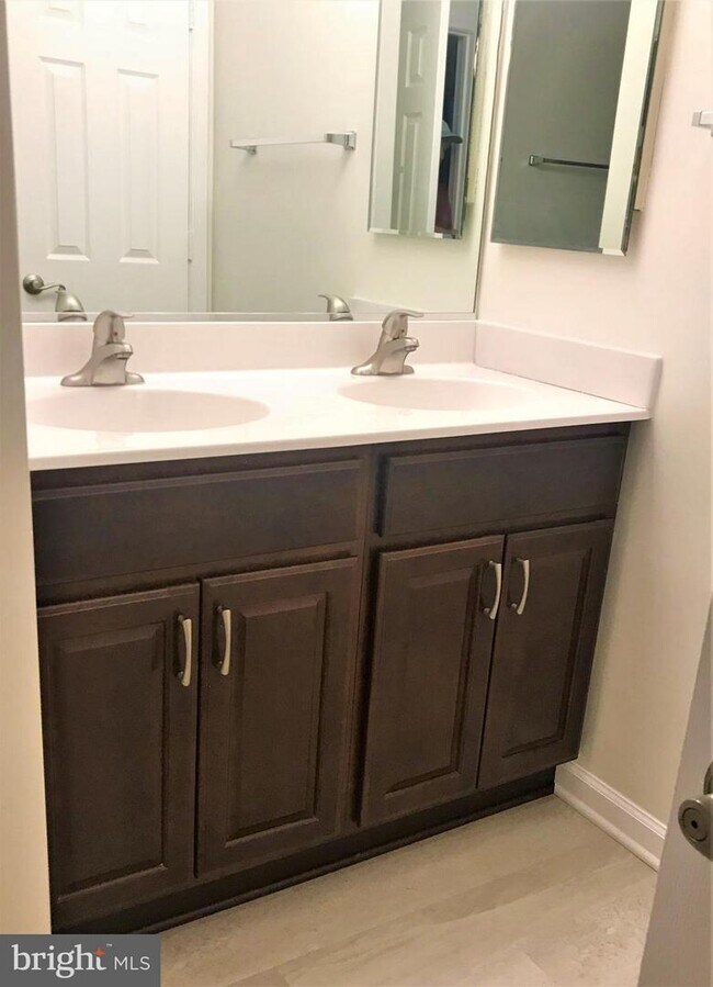 Foto del edificio - 9216 Ridgefield Cir