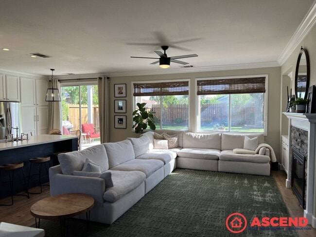 Building Photo - Darling Home in Olive Dr Area!