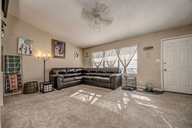 Foto del edificio - 4 Bedroom Rental Available February 15th!