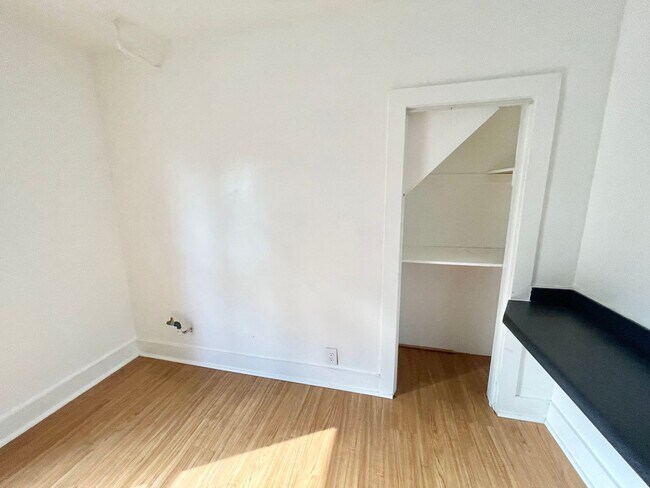 Building Photo - 1143 W 9th Street