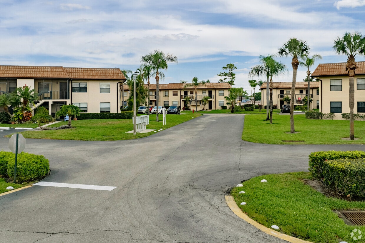 Building Photo - Lucerne Lakes Golf Colony Condos