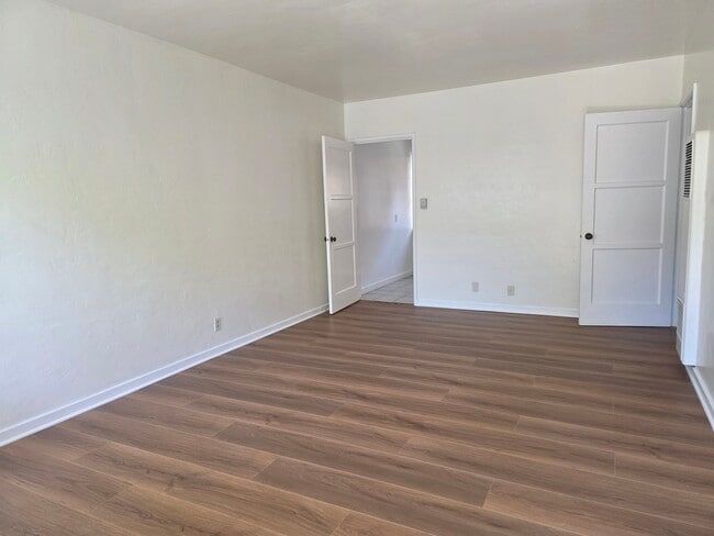 Building Photo - 10917 Moorpark St