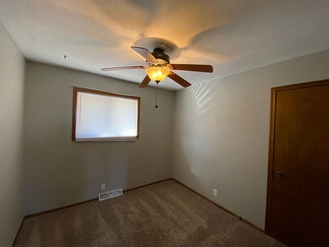 Building Photo - Beautiful 3 Bedroom Split entry in Gretna