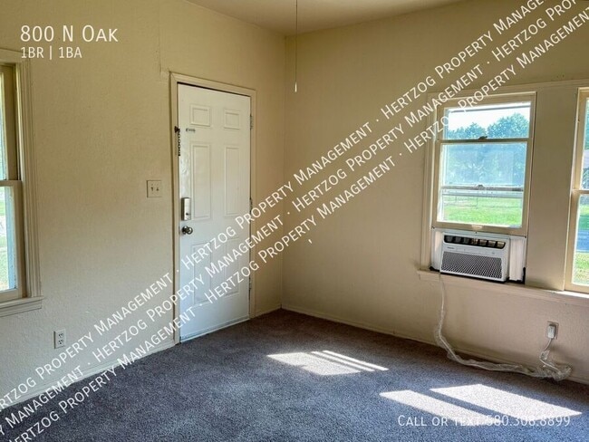 Building Photo - 800 N Oak-