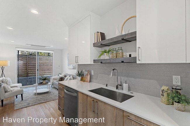 Foto del edificio - 2 br, 2 bath House - 4520B 41st Ave SW