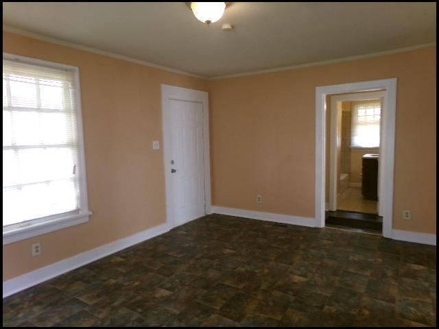 Building Photo - 920 S Elm St