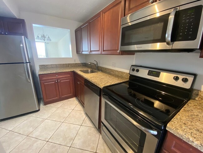 Building Photo - 2828 Tennis Club 502 Dr