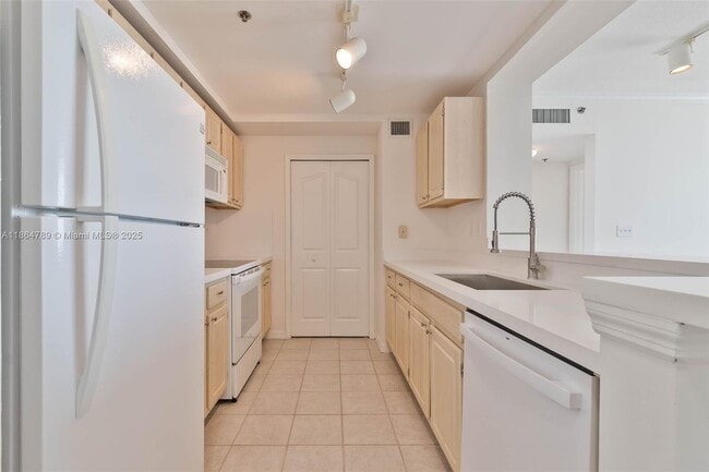 Building Photo - 2665 SW 37th Ave