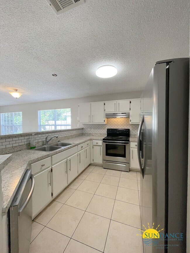 Building Photo - Lovely 3 Bedroom Home in Fort Walton