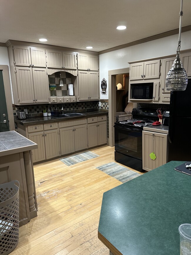 Kitchen - 907 Sheridan St