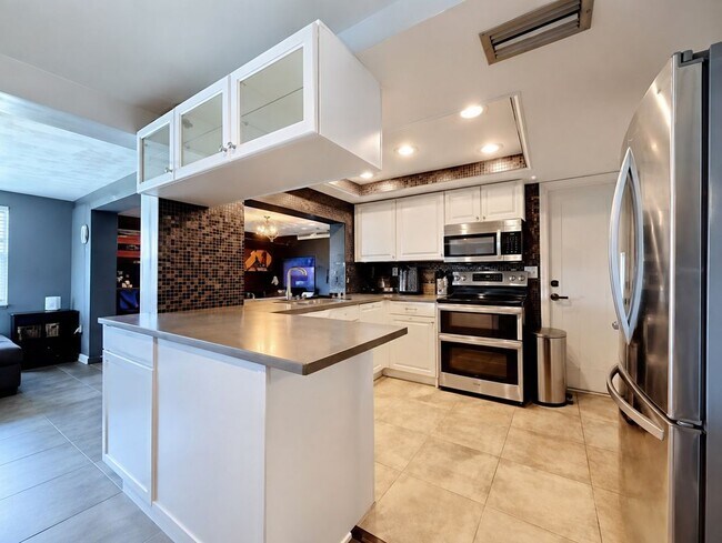 Building Photo - 3802 Grayton Dr